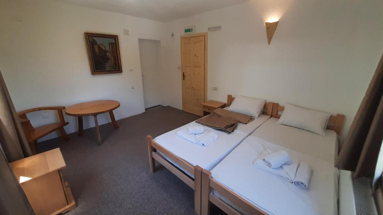 Hotel Ravnjak Dobrilovina Екстер'єр фото
